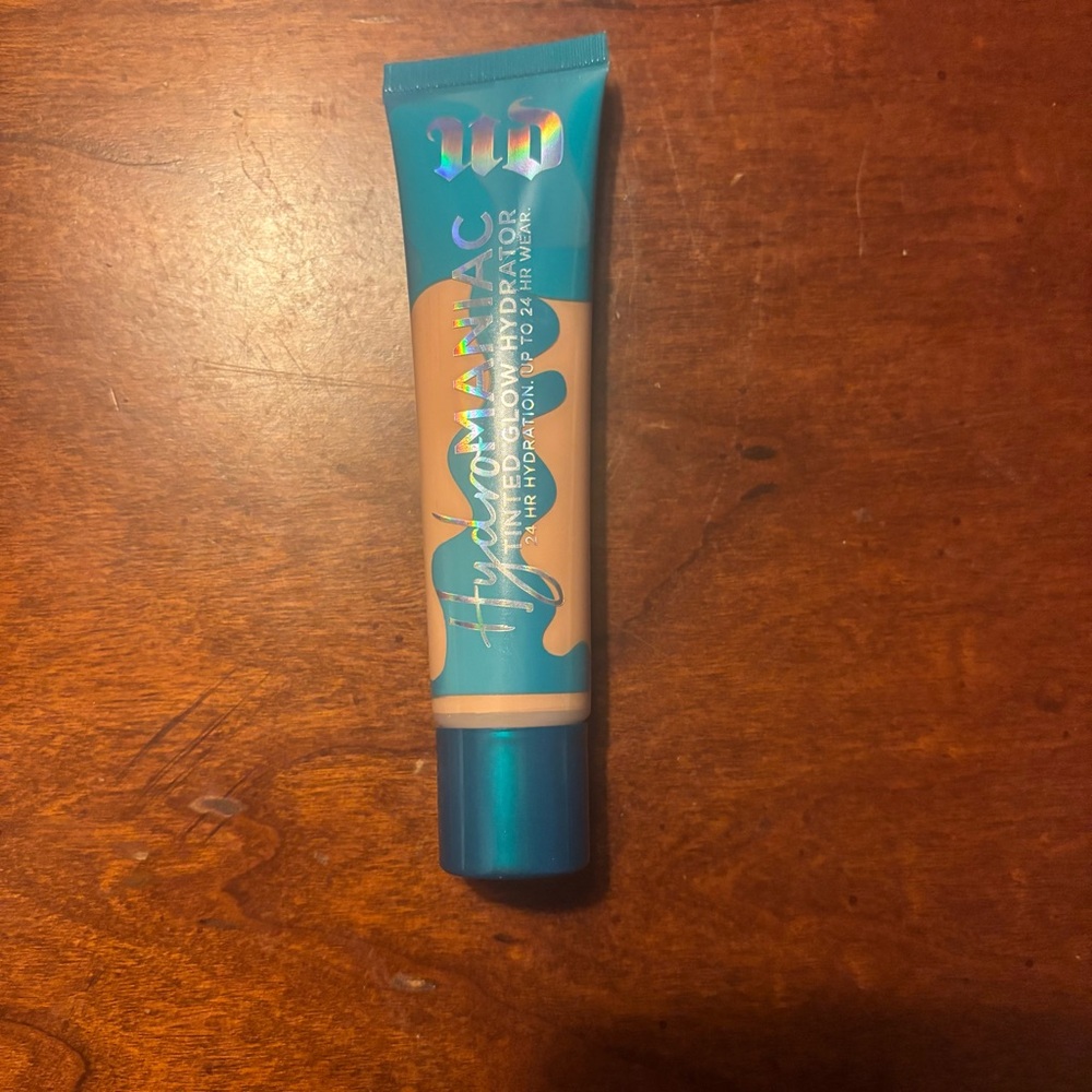Urban Decay Hydromaniac Hydrating Dewy Foundation for Dry Skin